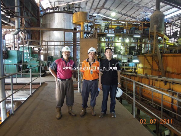 張兵權(quán)工程師在外國客戶安裝工廠進行指導(dǎo)安裝(圖1)