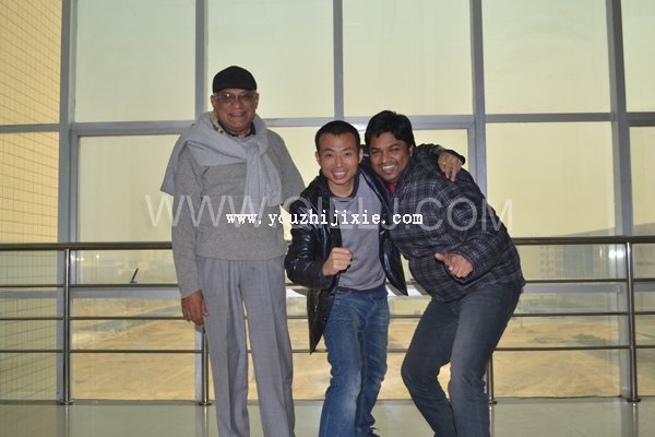 印度客戶來這里購(gòu)買大型設(shè)備父子同行(圖1)